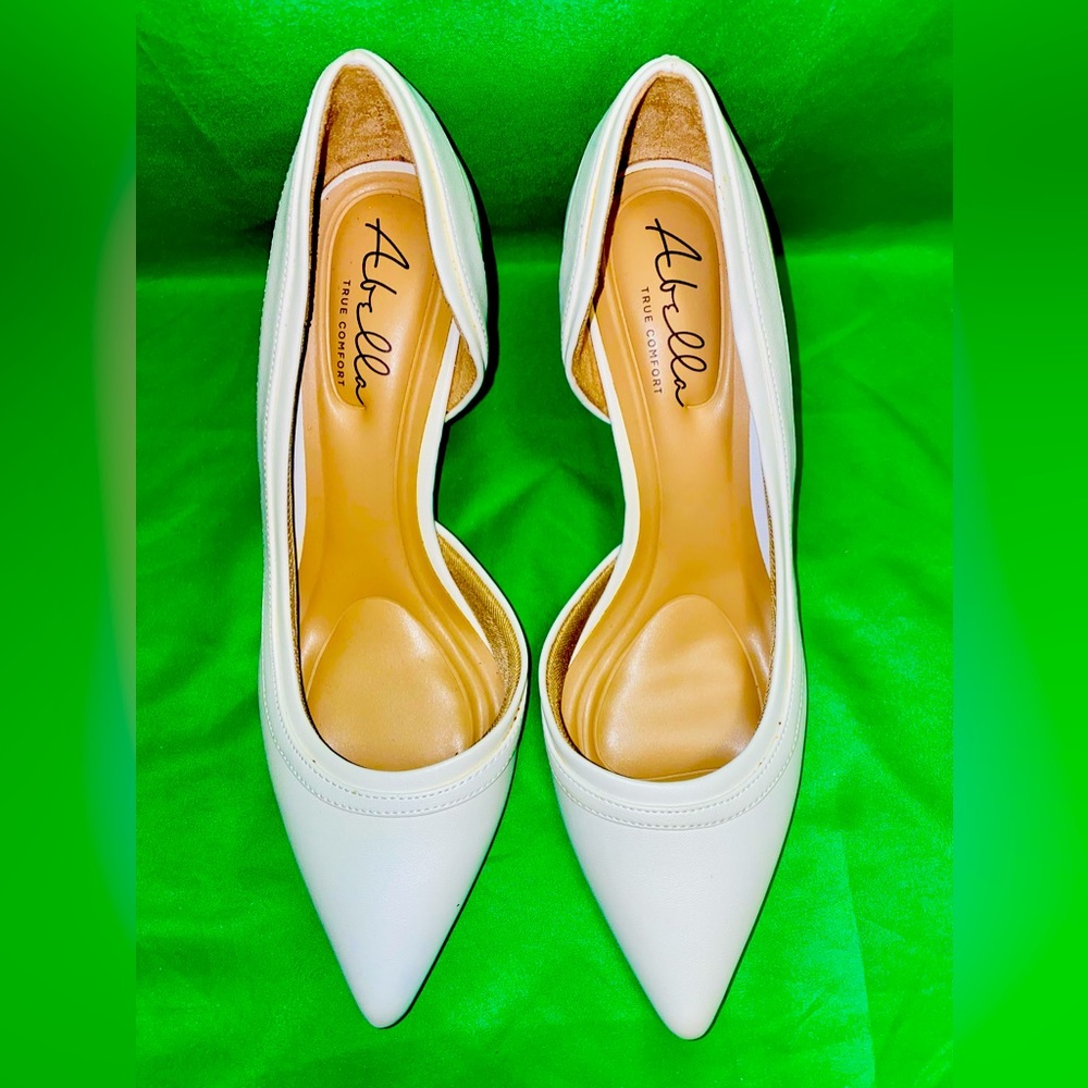 Elegant Abella Satine pumps.